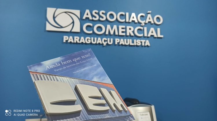 Notícia: Gerente da Lojas CEM entrega livro comemorativo para a ACE Paraguaçu